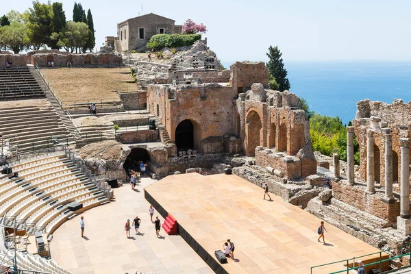Besökare i Teatro antico di Taormina på sommaren — Stockfoto