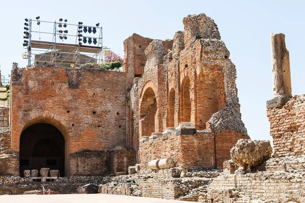 Beschadigde muren van Teatro antico di Taormina — Stockfoto