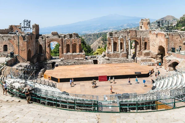 Teatro antico y vista del monte Etna en Taormina —  Fotos de Stock