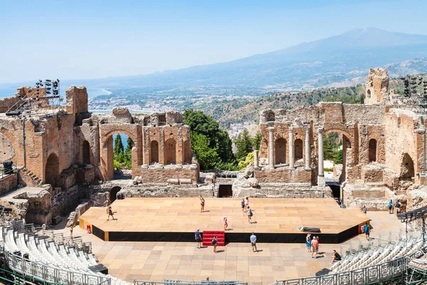 Teatro Greco and view of Etna mount in Taormina — Stock Photo, Image