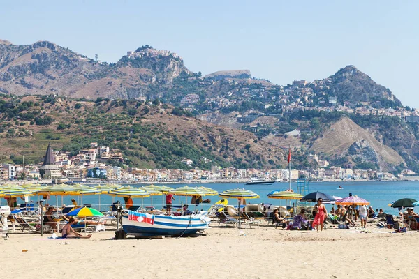 Praia em Giardini Naxos e vista da cidade de Taormina — Fotografia de Stock