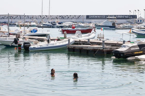 Städtischen Hafen von Giardini Naxos Stadt — Stockfoto
