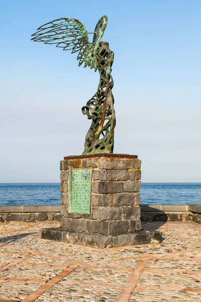 Estatua de Nike en el paseo marítimo en Giardini Naxos ciudad —  Fotos de Stock
