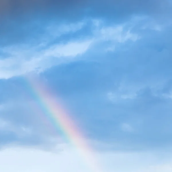 雨云在蓝色黄昏的天空中的彩虹 — 图库照片