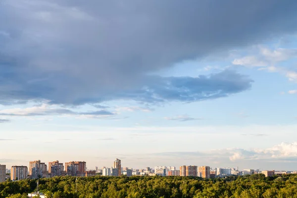 Regnerische graue Wolke im blauen Abendhimmel über der Stadt — Stockfoto