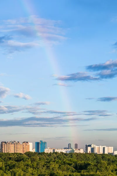 Arco iris en el cielo azul de la noche sobre casas de apartamentos —  Fotos de Stock