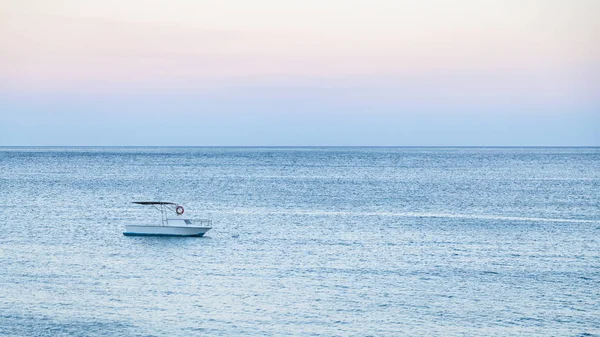 Boot in de zee in blauwe zomeravond — Stockfoto