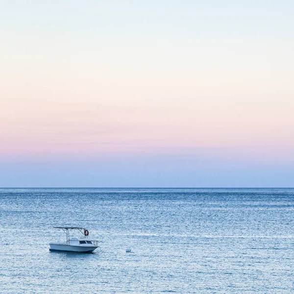 Vue du bateau en mer au crépuscule bleu et rose — Photo