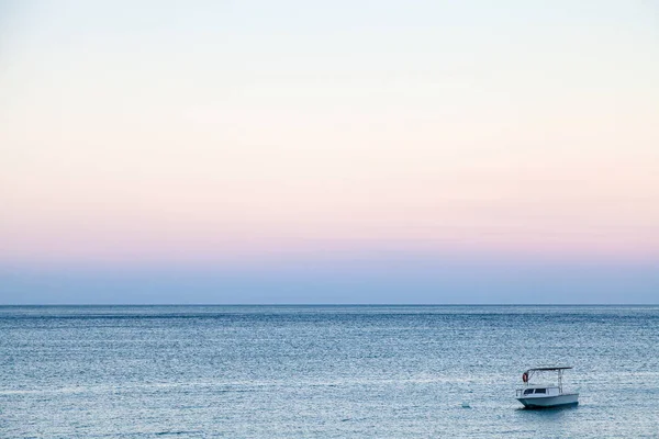 Loď v moři v modré a růžové letní soumrak — Stock fotografie