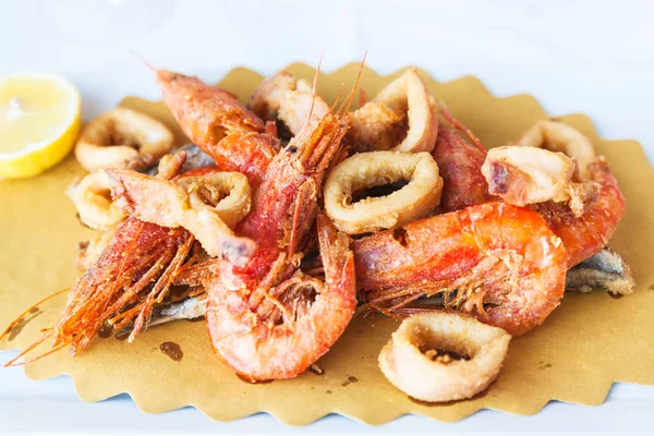 Plate with fried seafood in sicilian restaurant — Stock Photo, Image