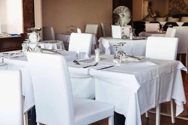 Bílý interiér sicilské restaurace — Stock fotografie