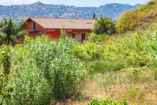 Дом и заросший сад в городе Джардини Наксос — стоковое фото