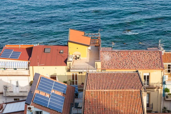 Nad zobrazením měšťanských domů ve městě Giardini Naxos — Stock fotografie