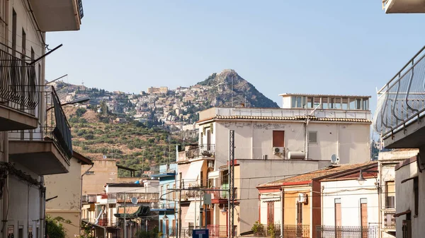 Houses in Giardini Naxos and view of Taormina city — Stock Photo, Image