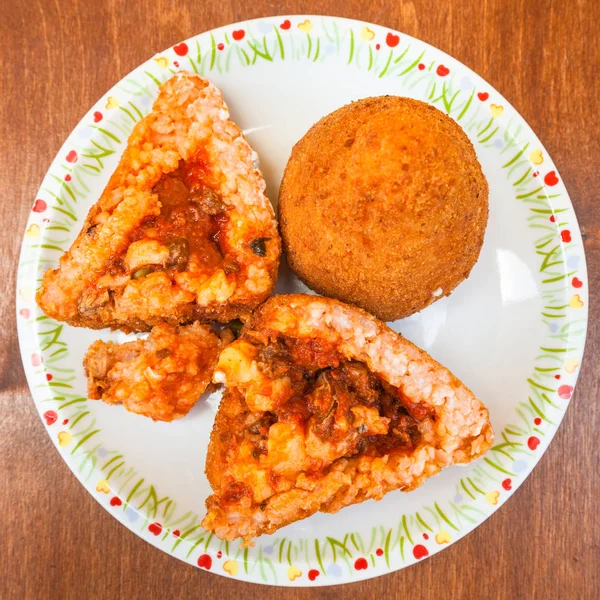 Vista superior de carne ragu recheado arroz bolas arancini — Fotografia de Stock