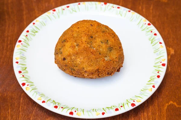 Bola de arroz relleno de verduras arancini en la mesa — Foto de Stock