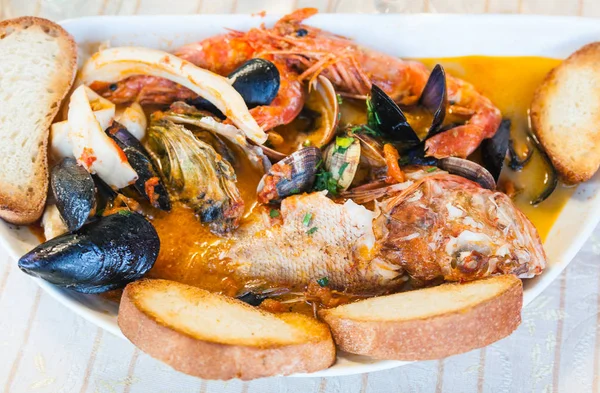 Blick von oben auf Schüssel mit Fischsuppe mit Meeresfrüchten — Stockfoto