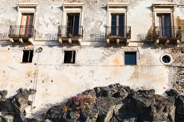 Vecchia casa su roccia vulcanica a Giardini Naxos — Foto Stock