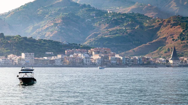 Άποψη της πόλης Giardini Naxos καλοκαιρινό βράδυ — Φωτογραφία Αρχείου