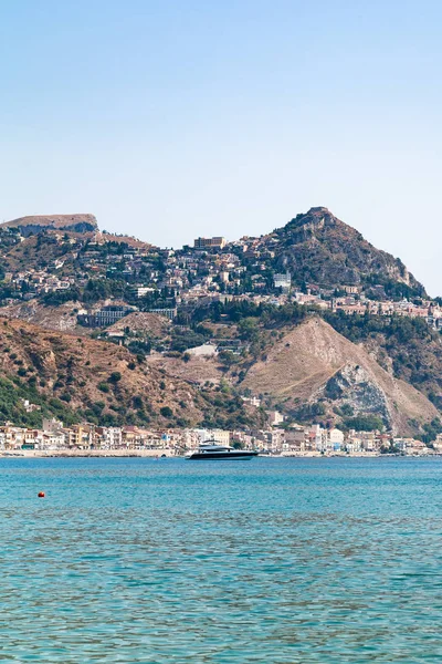 Taormina city på cape och i Giardini Naxos stad — Stockfoto
