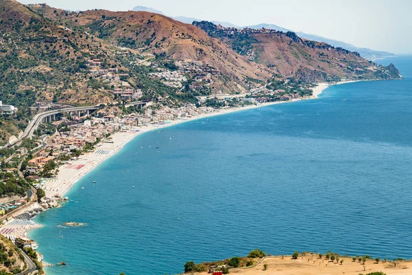 Letojanni pueblo turístico de la orilla del mar Jónico — Foto de Stock