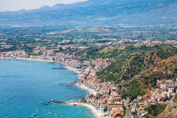 Vista da cidade de Giardini Naxos na praia do mar Jónico — Fotografia de Stock