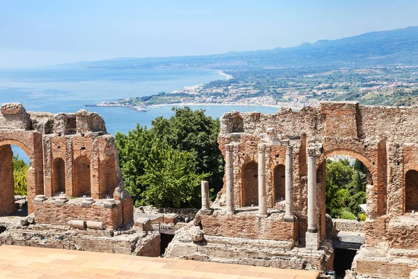 Vista del arruinado Teatro Greco y la costa del mar Jónico — Foto de Stock