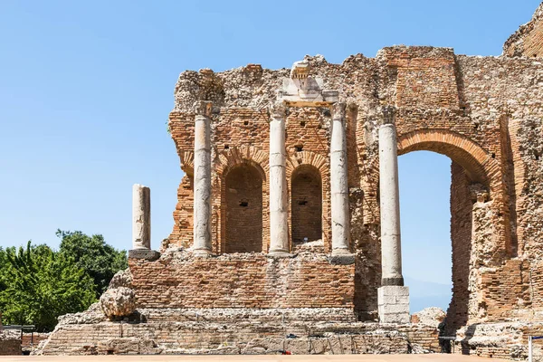 Muur en kolommen van Teatro Greco in Taormina — Stockfoto