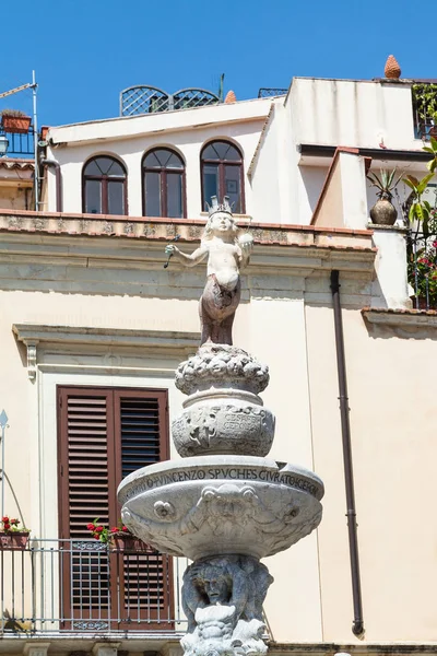 Högsta siffran barockstil fontän i Taormina — Stockfoto