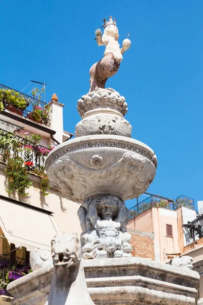 Figuur van barokke stijl fontein in Taormina — Stockfoto