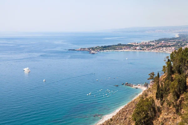 Piazza 9 Aprile Taormina'da üzerinden iyonik deniz görünümü — Stok fotoğraf