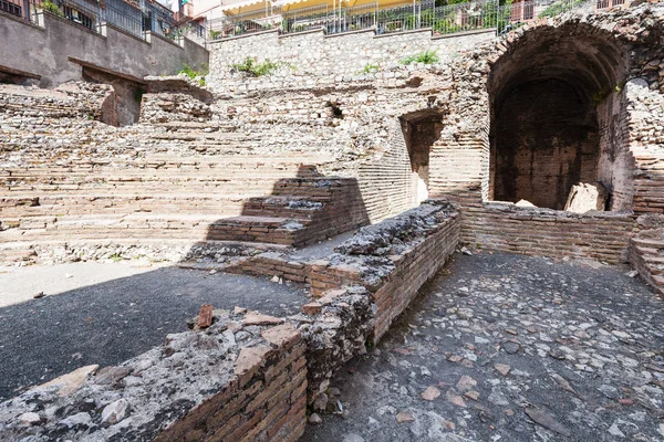 Ruins of roman amphitheater Odeon in Taormina — Stock Photo, Image