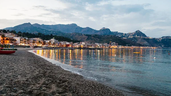 Yaz akşam kasabasında Giardini Naxos Beach