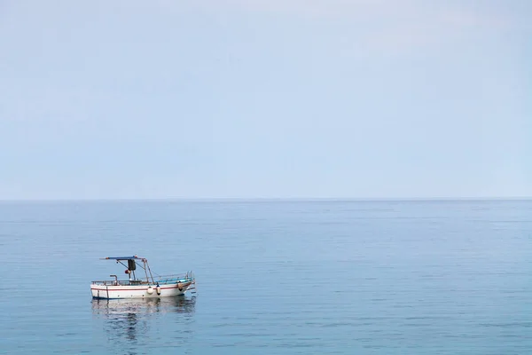 Barco no mar Jónico no crepúsculo azul da noite — Fotografia de Stock