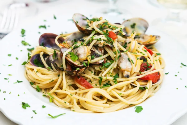 Spagetti med vongole i siciliansk restaurant - Stock-foto