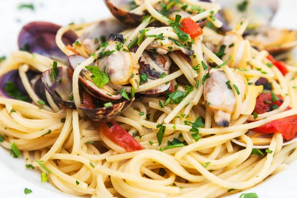 Спагетти с моллюсками из вонголя на тарелке — стоковое фото