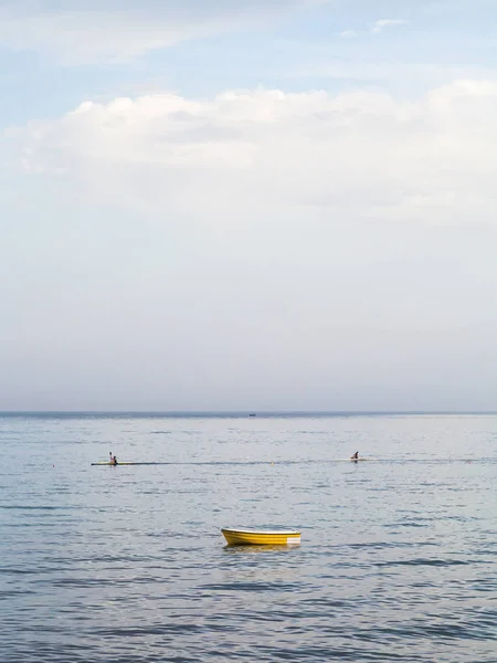 Barco e canoas perto de beira-mar em Giardini Naxos — Fotografia de Stock