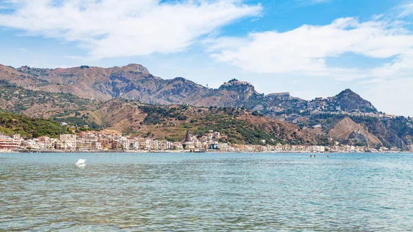 Giardini Naxos ve Taormina şehrin panoramik görünüm