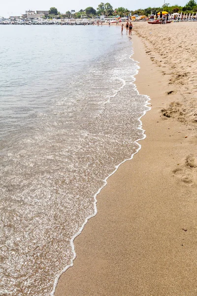 Sand beach in Giardini Naxos town in summer — Stock Photo, Image