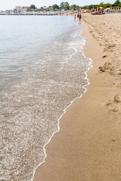 Písečné pláže v městečku Giardini Naxos, v létě — Stock fotografie