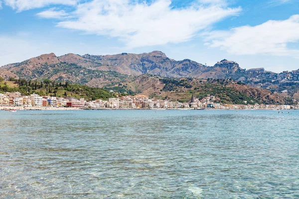 Joniska havet och utsikt över staden Giardini Naxos — Stockfoto