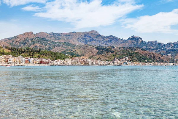 İyon Denizi ve Giardini Naxos şehir görünümünü