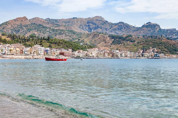 Bateau en mer près du front de mer de Giardini Naxos — Photo