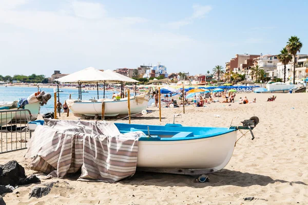 Giardini Naxos kasaba kentsel plajda tekneler — Stok fotoğraf