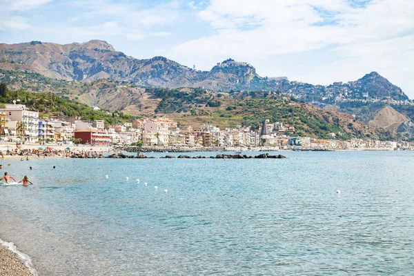 Personas en el mar cerca de la costa de Giardini Naxos — Foto de Stock