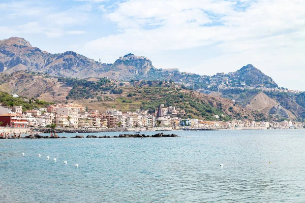Ionian sea yakınındaki waterfront Giardini Naxos şehir