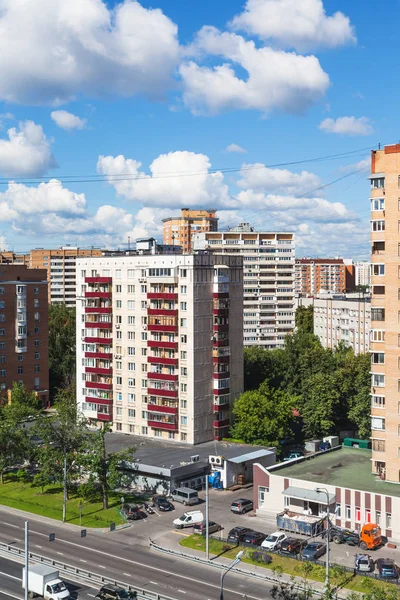 Case urbane e strada a Mosca in giornata di sole — Foto Stock