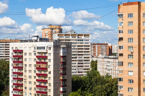 Obytné čtvrti v Moskvě v slunečný den — Stock fotografie