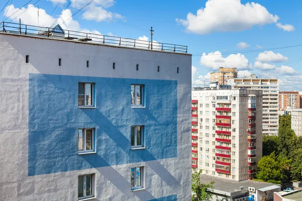 住宅房屋的莫斯科市在阳光灿烂的日子 — 图库照片