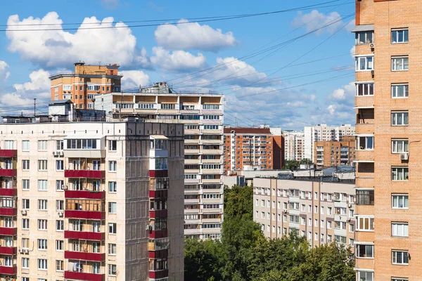 Casas de apartamentos en Moscú ciudad en día soleado —  Fotos de Stock